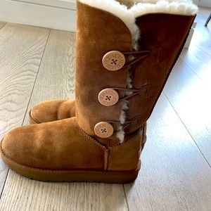 Excellent condition UGG Bailey Button Triplet II boots size US 6